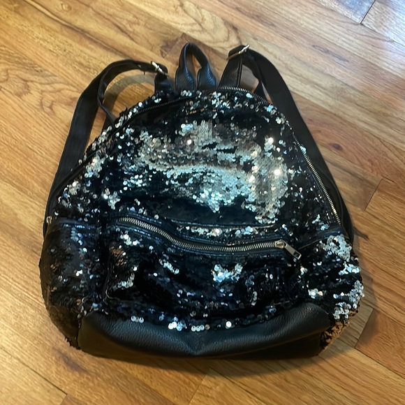 Backpack - Picture 1 of 6